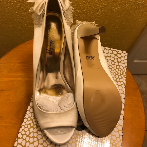 NIB ABS Akira White Satin Peep Toe Shoes - Picture 7 of 13